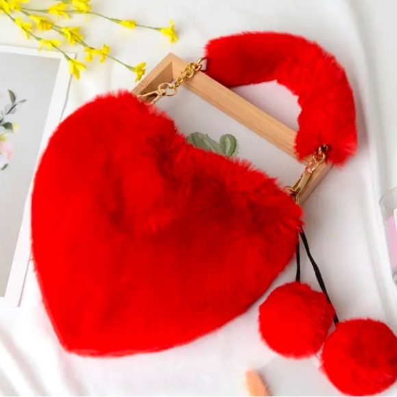 Luxurious Pink Faux Fur 🩷 Shaped Plush Crossbody w/Matching Keychain. NWOT - Picture 2 of 6